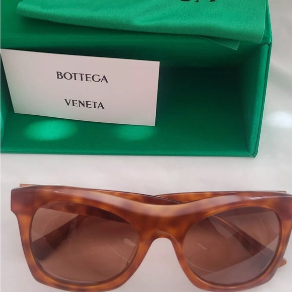 BOTTEGA VENETA 54MM Tortoise Square Sunglasses in Havana Brown full incl… - Picture 7 of 11